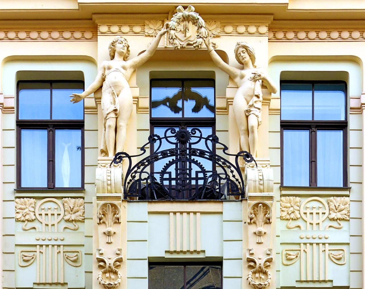 Использование фасадных декоративных элементов в отделке здания