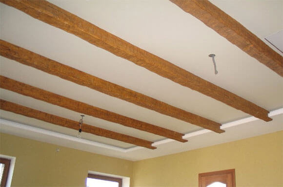 Монтаж деревянных балок на потолке
