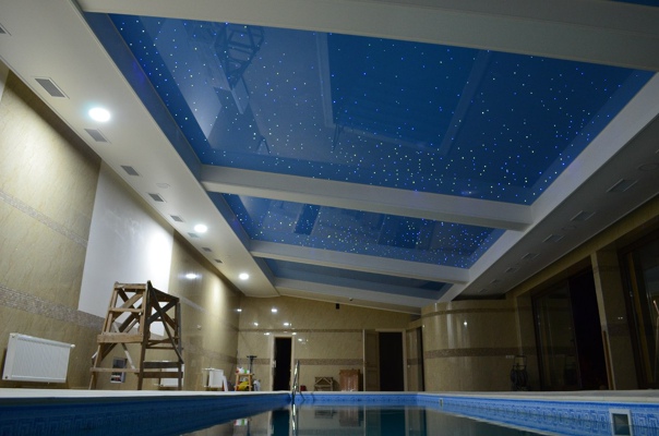 Особенности отделки потолка в бассейне