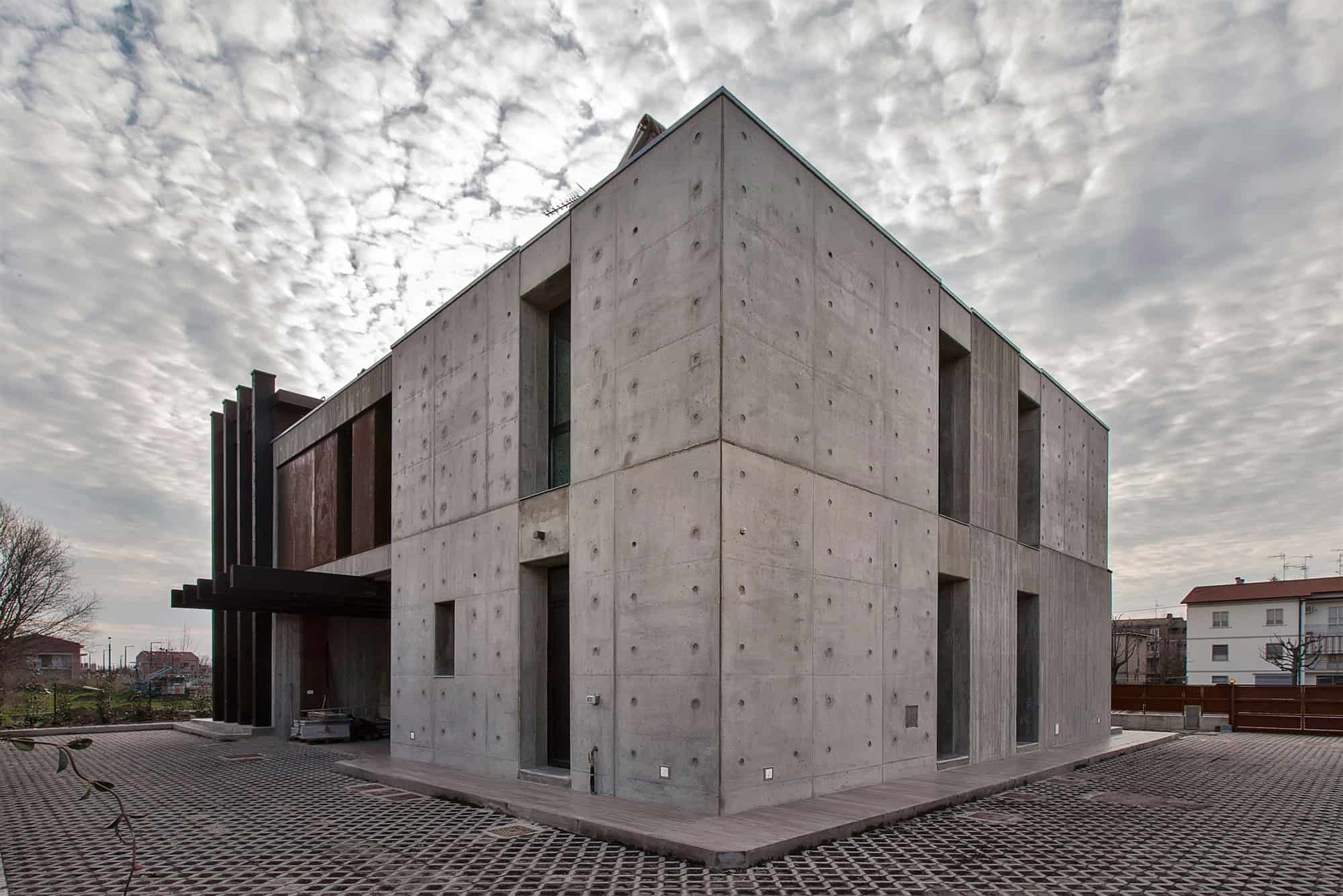 Отделка фасада дома с использованием архитектурного бетона