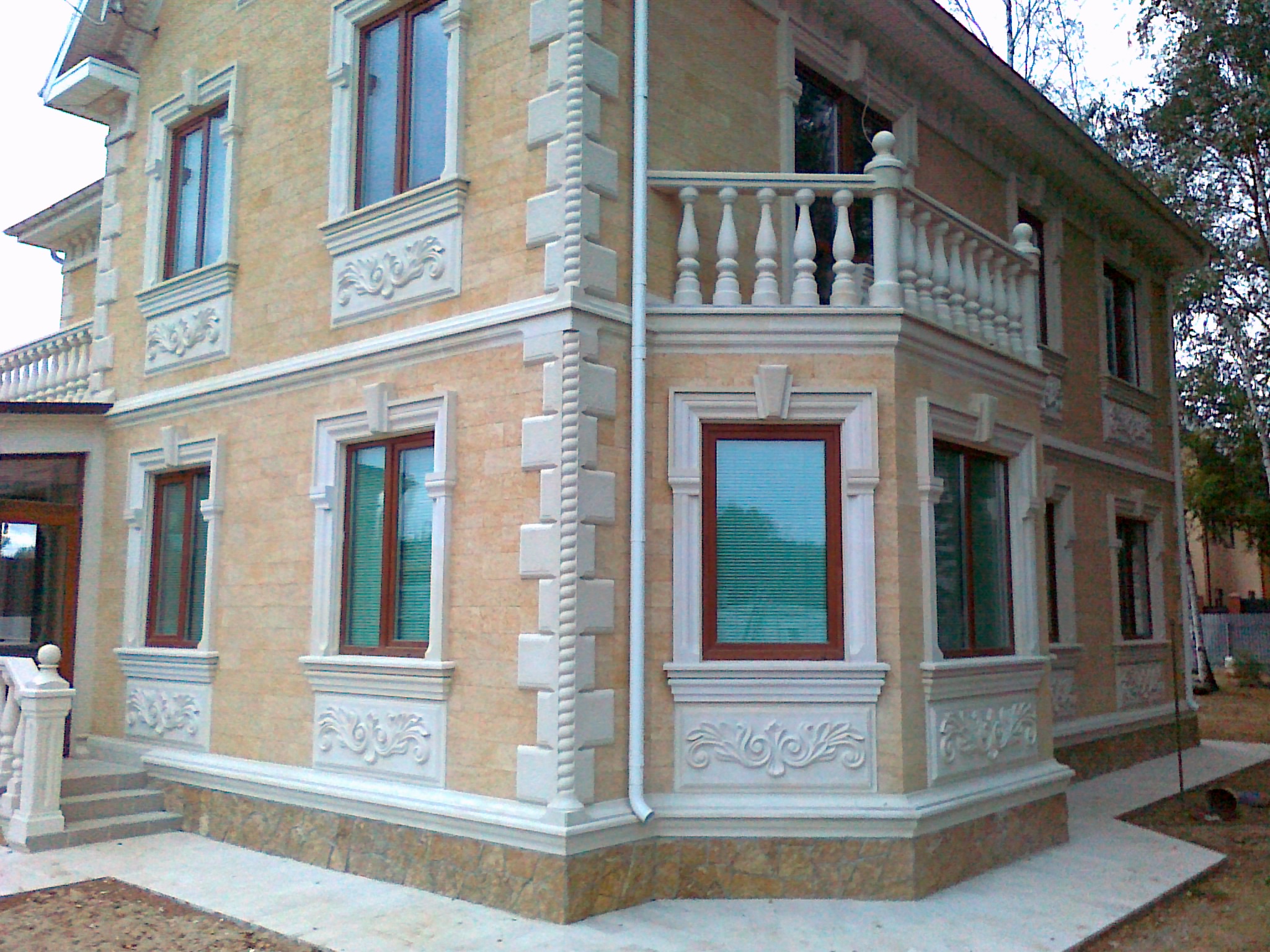 Отделка фасада дома с использованием декоративного камня