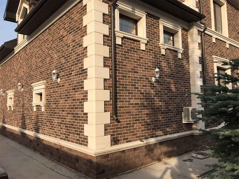 Отделка фасада дома с использованием керамических кирпичей