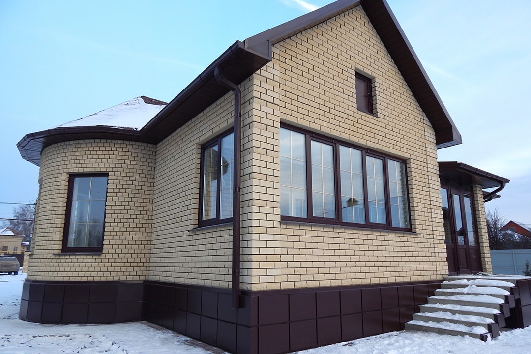Отделка фасада дома с использованием керамической штукатурки