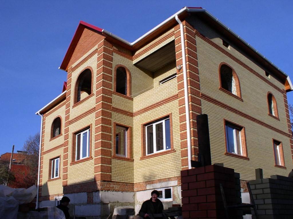 Отделка фасада дома с использованием кирпича