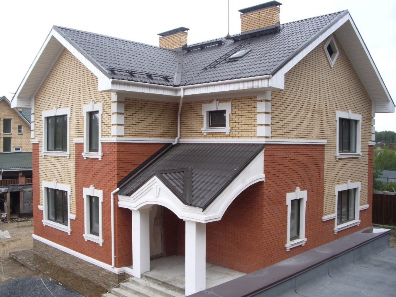 Отделка фасада дома с использованием металлических листов