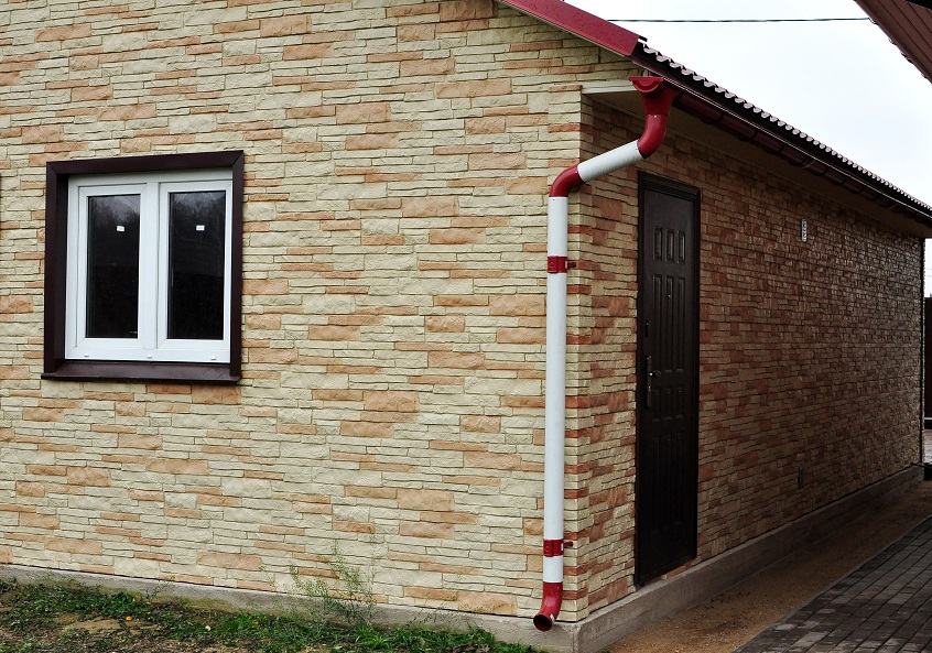 Отделка фасада дома с использованием пластиковых панелей