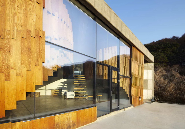 Отделка фасада дома с использованием стеклянных панелей