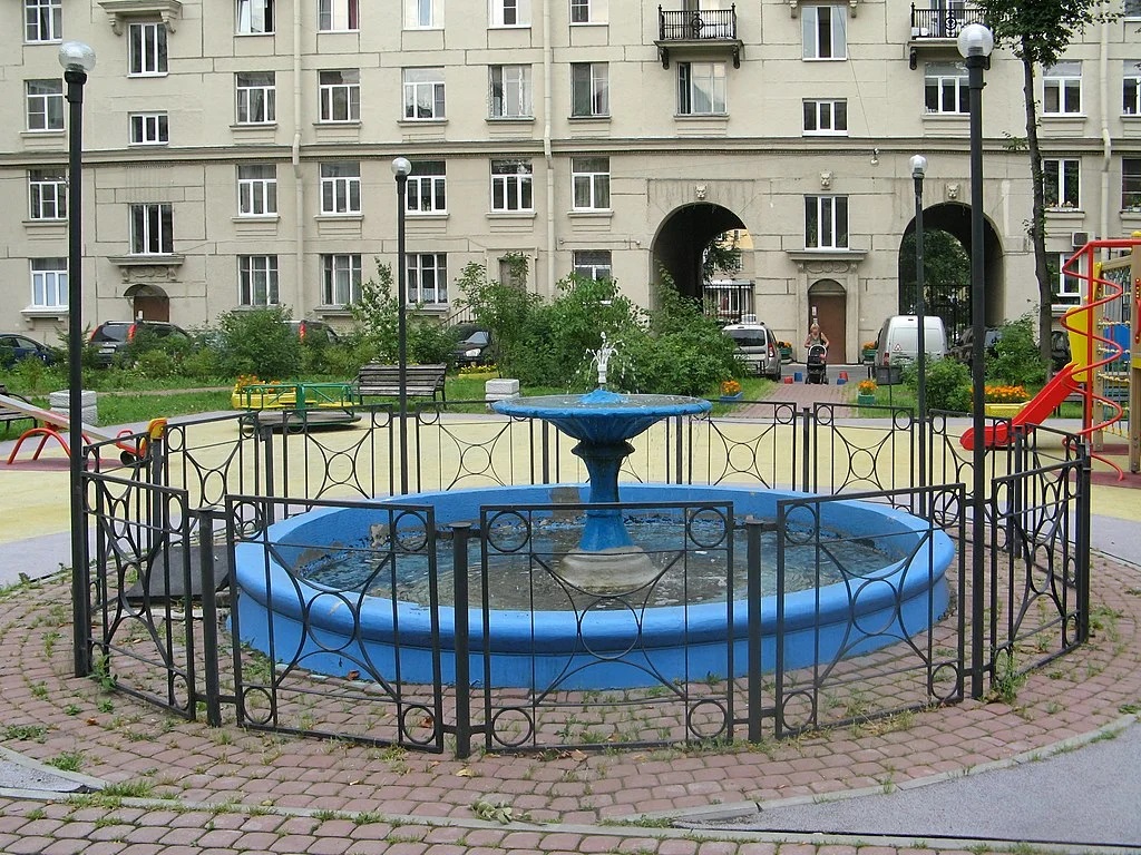 Отделка фонтана во дворе