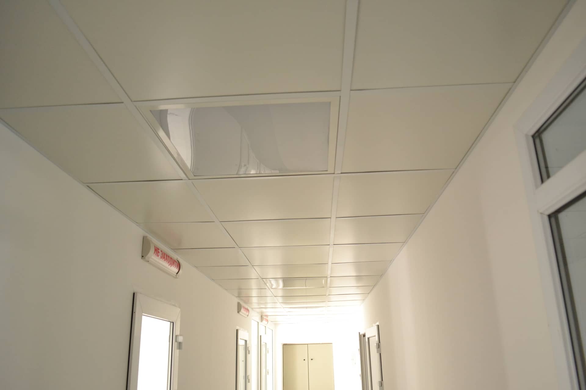 Варианты отделки потолка в медицинских учреждениях