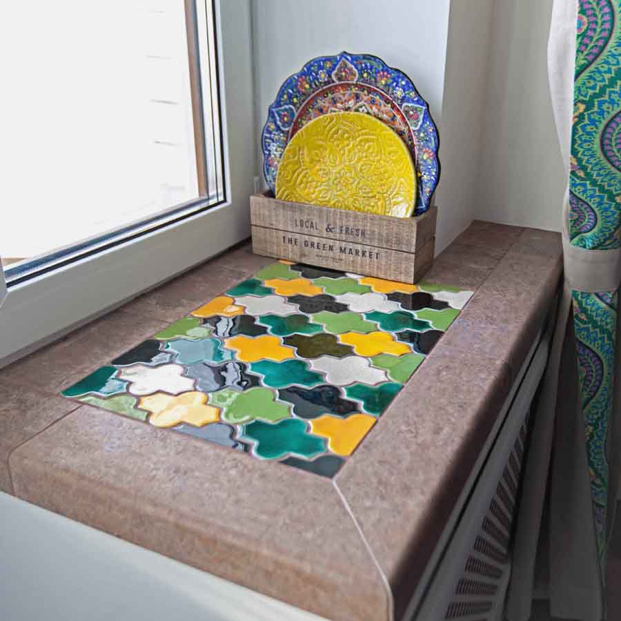 Выберите стиль и цвет мозаичной плитки.